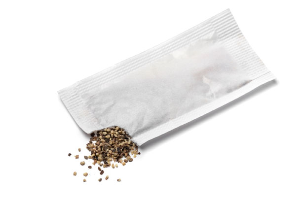 Bolsa desechable tipo sachet para pimienta Tipos de Bolsas para Envasado Bolsa desechable tipo sachet para pimienta en un fondo blanco