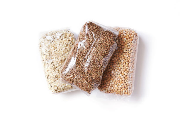 Diferentes tipos de granos embolsados Envasadoras Automáticas para Bolsas y sus sinónimos Diferentes tipos de granos en bolsas en un fondo blanco