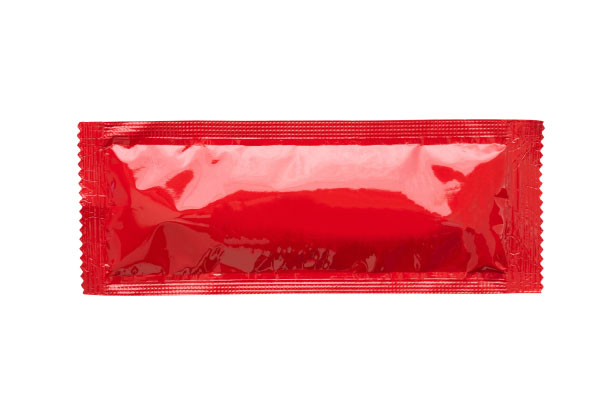 Sobre rojo tipo sachet Tipos de Bolsas para Envasado Sobre rojo tipo sachet en un fondo blanco para envasar catsup
